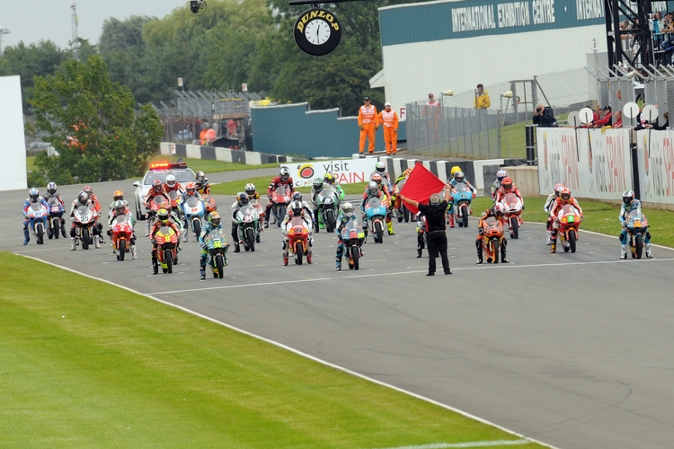 Donington-GP 2009, 125 ccm: Vorne stehen Smith, Márquez und Bradl, auch Redding und Iannone sind im Feld