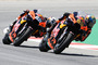 Catalunya-GP: Brad Binder (33) hält sich Oliveira (88) vom Leib