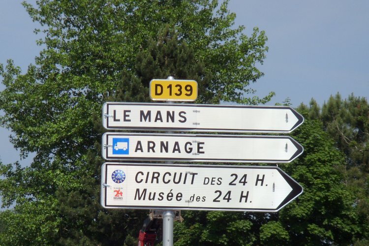 Die Rennstrecke in Le Mans besteht auch aus öffentlichen Landstraßen