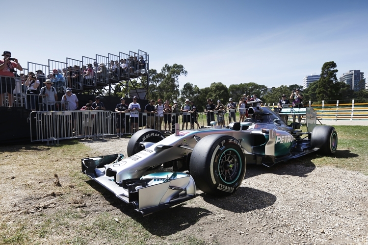 Lewis Hamilton parkt in der Auslaufzone