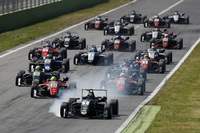 Rennstart: Joel Eriksson (1) schnappt sich die Führung vor Mick Schumacher (25)