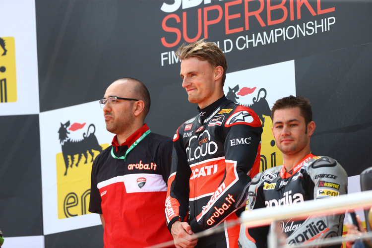 Chaz Davies (Mitte) eroberte für Ducati den ersten Panigale-Sieg