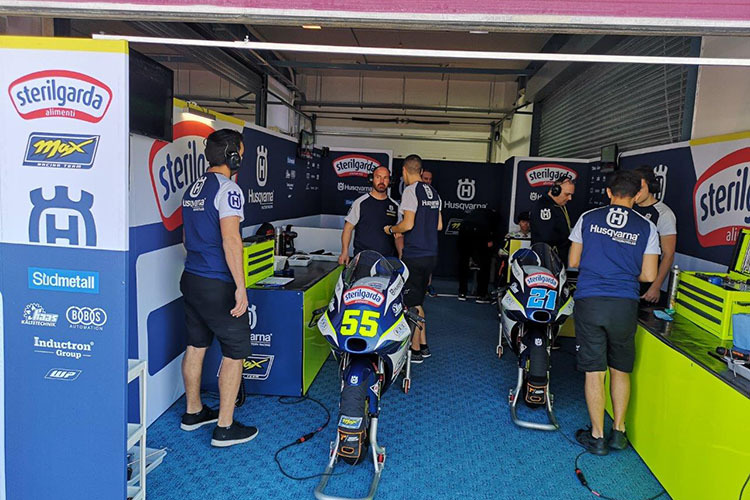 Die Husqvarna-Box von Fenati (55) und Lopez in Katar