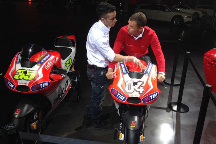 Rollentausch: Tom Kristensen auf der Ducati, Dovizoso erklärt das Dashboard