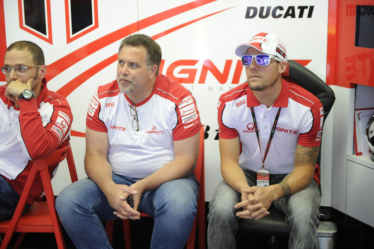 Ben Spies (rechts) neben Crew-Chief Steve Houseworth in der Pramac-Box