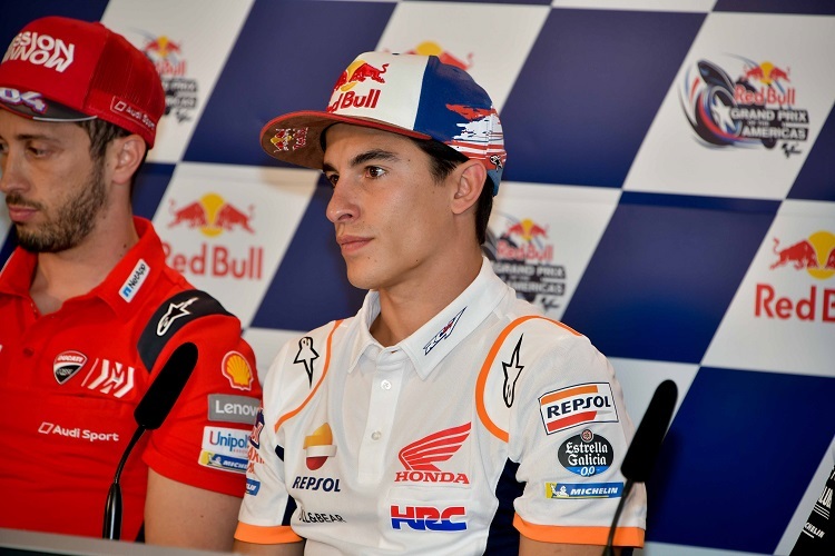 Marc Márquez neben Dovizioso in der Pressekonferenz