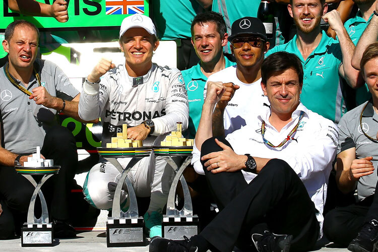 Toto Wolff mit seinen beiden Titelkandidaten Hamilton und Rosberg