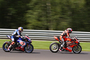 Toprak Razgatlioglu (li.) bremst sich an Scott Redding vorbei