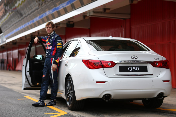 Sebastian Vettel mit dem neuen Infiniti Q50