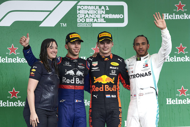 Hannah Schmitz (li.) feierte auf dem Podium mit