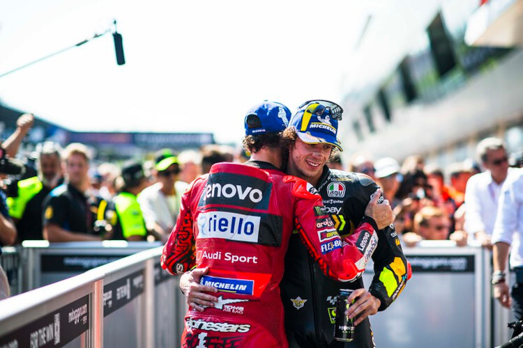 Umarmung im Parc Fermé: Pecco Bagnaia und Marco Bezzecchi