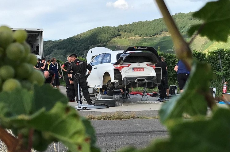 Toyota beim Test in den Weinbergen