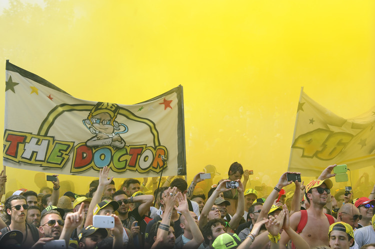 In Misano wird Lokalmatador Valentino Rossi wie ein König gefeiert