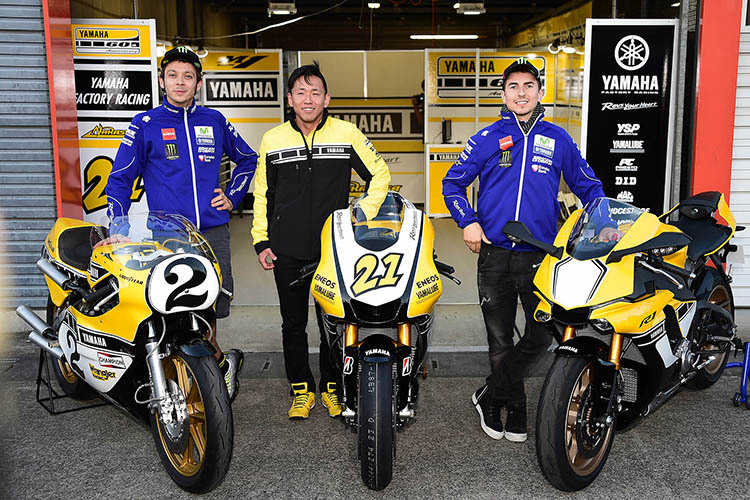 Sonderlackierung: Valentino Rossi mit der 500-ccm-Yamaha von Kenny Roberts, Wildcard-Pilot und Suzuka-Sieger Katsuyuki Nakasuga und Jorge Lorenzo