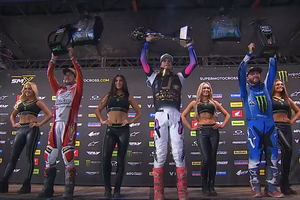 Jett Lawrence gewann vor Hunter Lawrence und Eli Tomac)