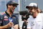 Daniel Ricciardo mit Fernando Alonso