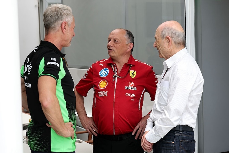 Ferrari-Teamchef Fred Vasseur (M.) im Plausch mit Jonathan Wheatley und Peter Sauber (beide von Vasseurs Ex-Team Sauber)