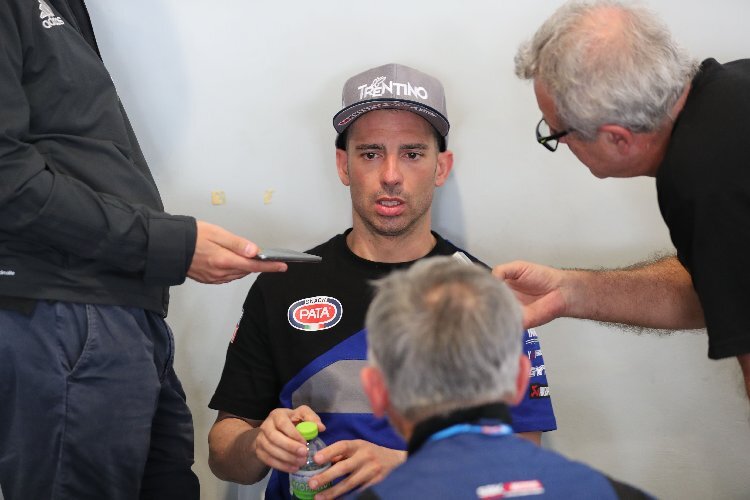 Diskussionen in der Box von Marco Melandri 