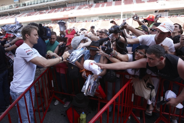 Nico Rosberg beim Autogramme schreiben