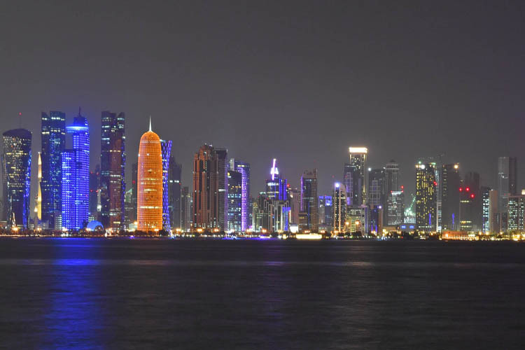 Die Skyline von Doha bei Nacht