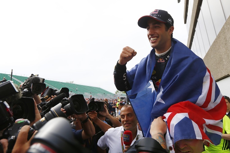 Daniel Ricciardo lässt sich feiern