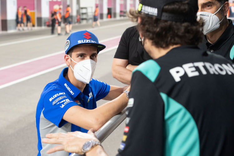 Alex Rins hatte am Freitag Zeit für einen Plausch mit Valentino Rossi