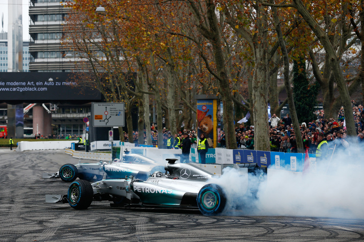 Lewis Hamilton und Nico Rosberg begeisterten rund 50.000 Zuschauer mit qualmenden Reifen