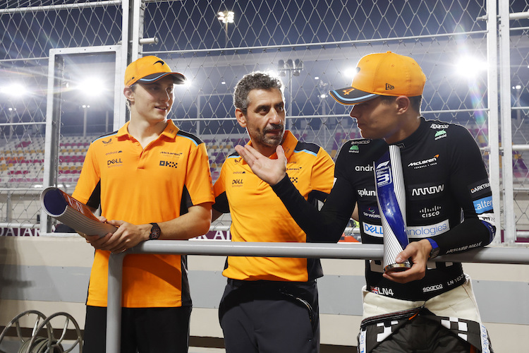 Lando Norris und Oscar Piastri mit Teamchef Andrea Stella