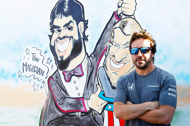 Fernando Alonso mit seiner Karikatur beim Fahrerlagereingang