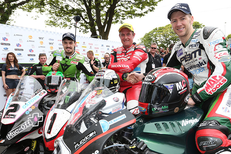 James Hillier nach der Senior-TT 2015 neben John McGuinness und Ian Hutchinson (vlnr.)