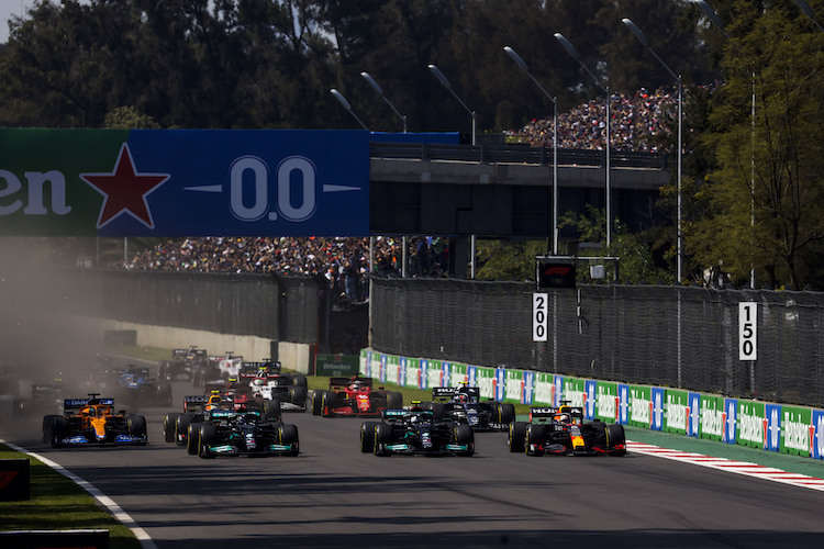 Max Verstappen (rechts) übernimmt in Kurve eins die Führung