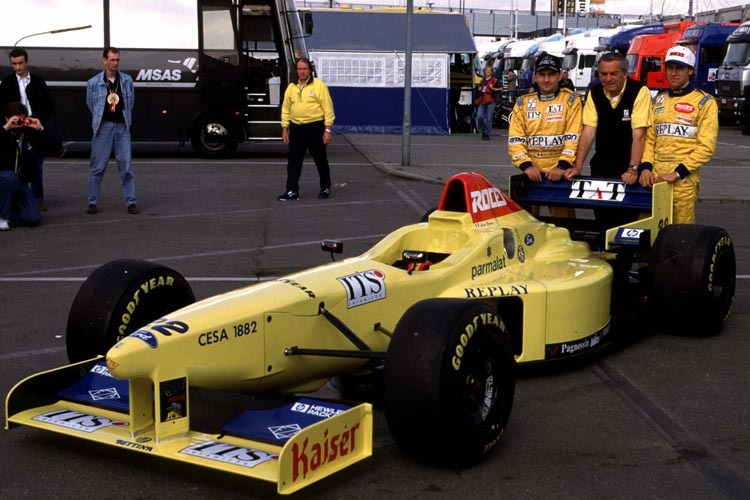 Guido Forti (M., am Heckflügel) vor der F1-Saison 1996