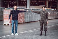 Vorsicht beim Abstand: Christian Brugger beim Interview mit Skeleton-Pilotin Janine Flock