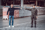 Vorsicht beim Abstand: Christian Brugger beim Interview mit Skeleton-Pilotin Janine Flock