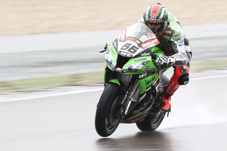 Tom Sykes (Kawasaki) tänzelt übers Wasser