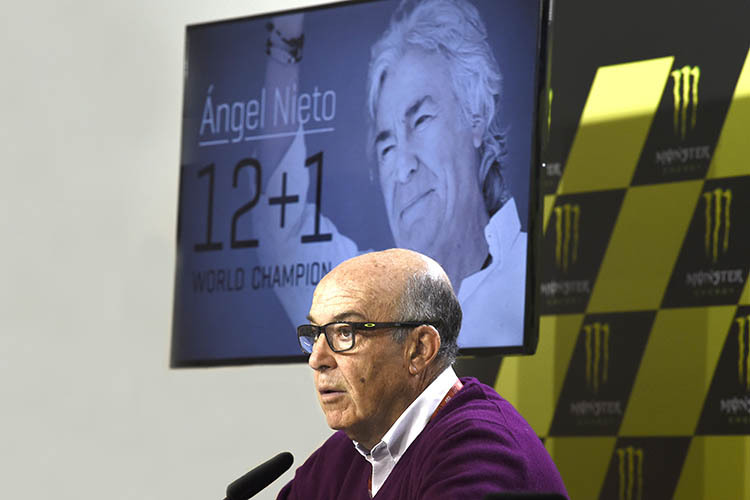 Carmelo Ezpeleta ehrte Ángel Nieto