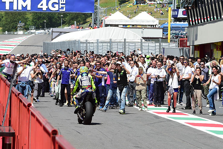 Valentino Rossi wird von den italiensichen Fans wie ein König gefeiert