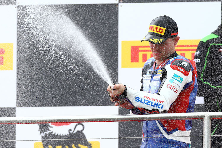 Alex Lowes genießt sein Podium in Donington