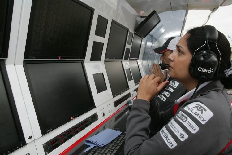 Monisha Kaltenborn am Sauber-Kommandostand