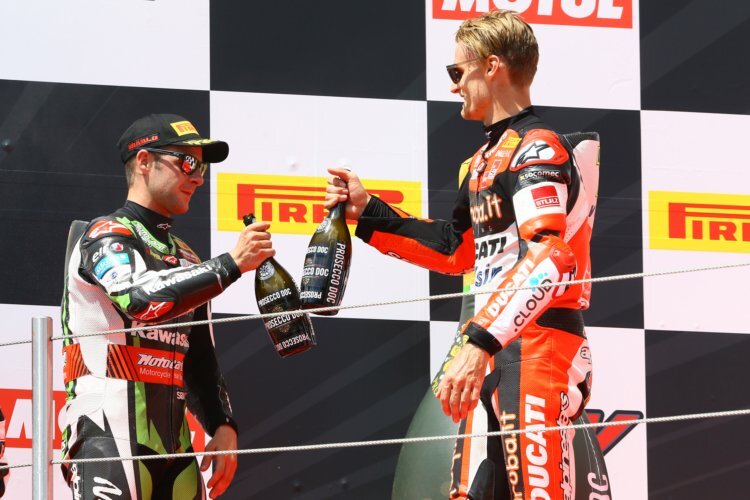 Zum zweiten Mal an diesem Wochenende musste Jonathan Rea auf den Sieg von Chaz Davies anstoßen