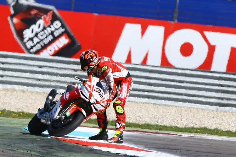 Lorenzo Savadori brachte sein Motorrad nach Sturz in Lauf 1 dennoch ins Ziel