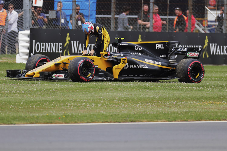 Enttäuschung : Jolyon Palmer musste seinen Renner noch vor dem Start zu seinem Heim-GP abstellen