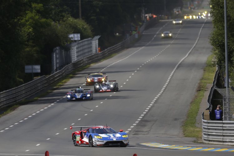 Der Ford GT fährt der Konkurrenz in Le Mans davon