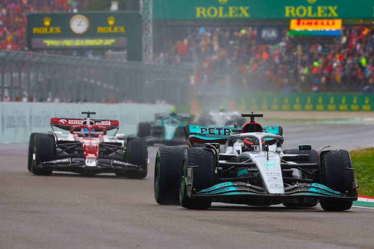 Valtteri Bottas verfolgt George Russell