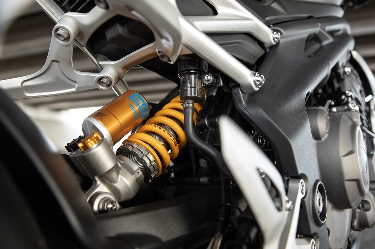 Die Triumph Speed Triple RS ist mit hochwertigen Komponenten von Öhlins und Brembo ausgestattet