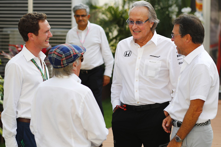 McLaren-Teilhaber Mansour Ojjeh (Zweiter von rechts)