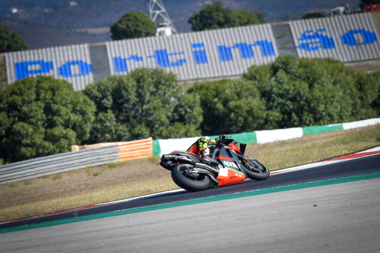 Aprilia-Pilot Lorenzo Savadori gehört zu den wenigen Fahrern, die in Portimão schon auf dem MotoGP-Bike unterwegs waren