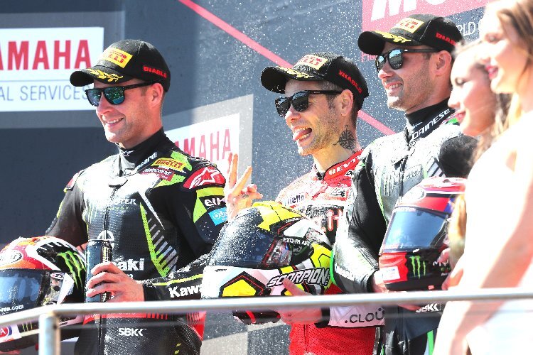 Alvaro Bautista (mitte) jubelt über den dritten Sieg im dritten Rennen