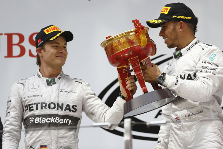 Die Hand an der gleichen Trophäe: Nico Rosberg und Lewis Hamilton