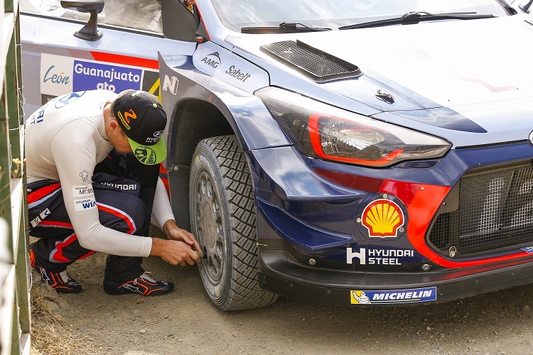 Reifenwechsel gehören zum Rallye-Alltag